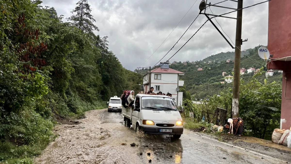 Giresun'da sağanak etkili oldu! Yollar zarar gördü, ekipler alarma geçti