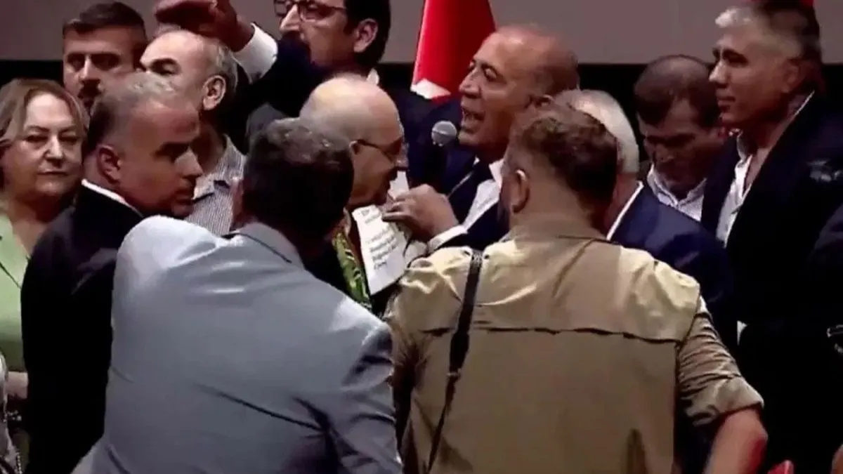 Gürsel Tekin’den törende görevlilere sert çıkış: “Sizi gerçekten bir dersten geçireceğim”