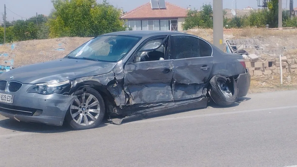 Hafif ticari araç ile otomobil çarpıştı, 4 yaralı
