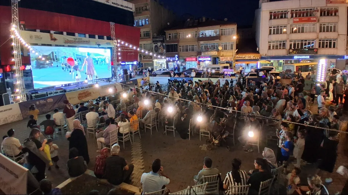 Havza'da açık havada sinema keyfi