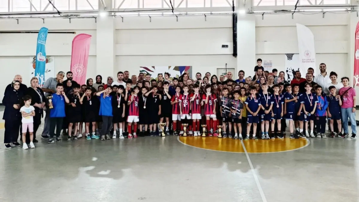 Hentbolcu minik şampiyonlar ödüllerini aldı