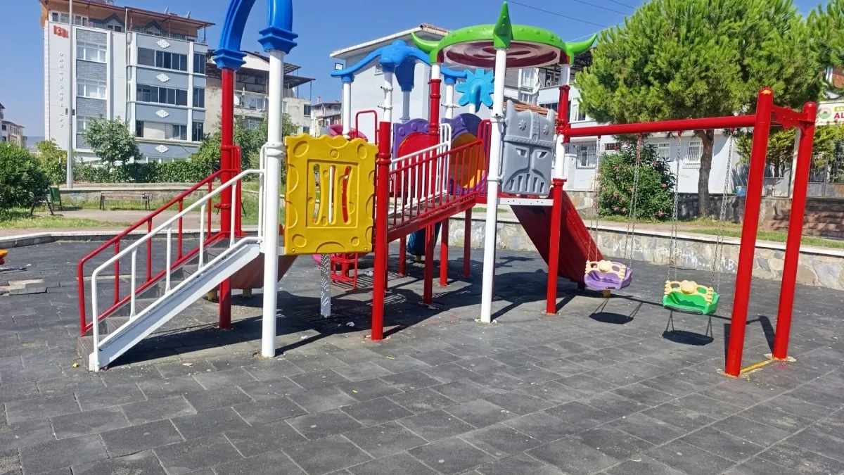 İlkadım’da parkların rengi değişiyor! Her yerde kırmızı-beyaz görüntü