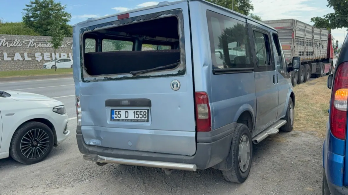 İlkadım'da TIR dolmuşa arkadan çarptı: Sürücü hastaneye kaldırıldı