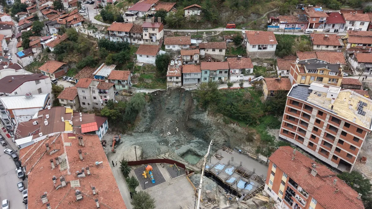 İnşaatın yanındaki yol çöktü: 2 katlı ev boşaltıldı