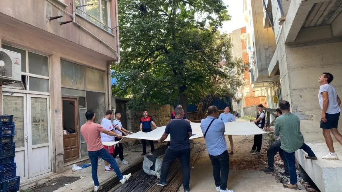 İntihar girişimi: 5. kattaki pencerede tehlikeli anlar