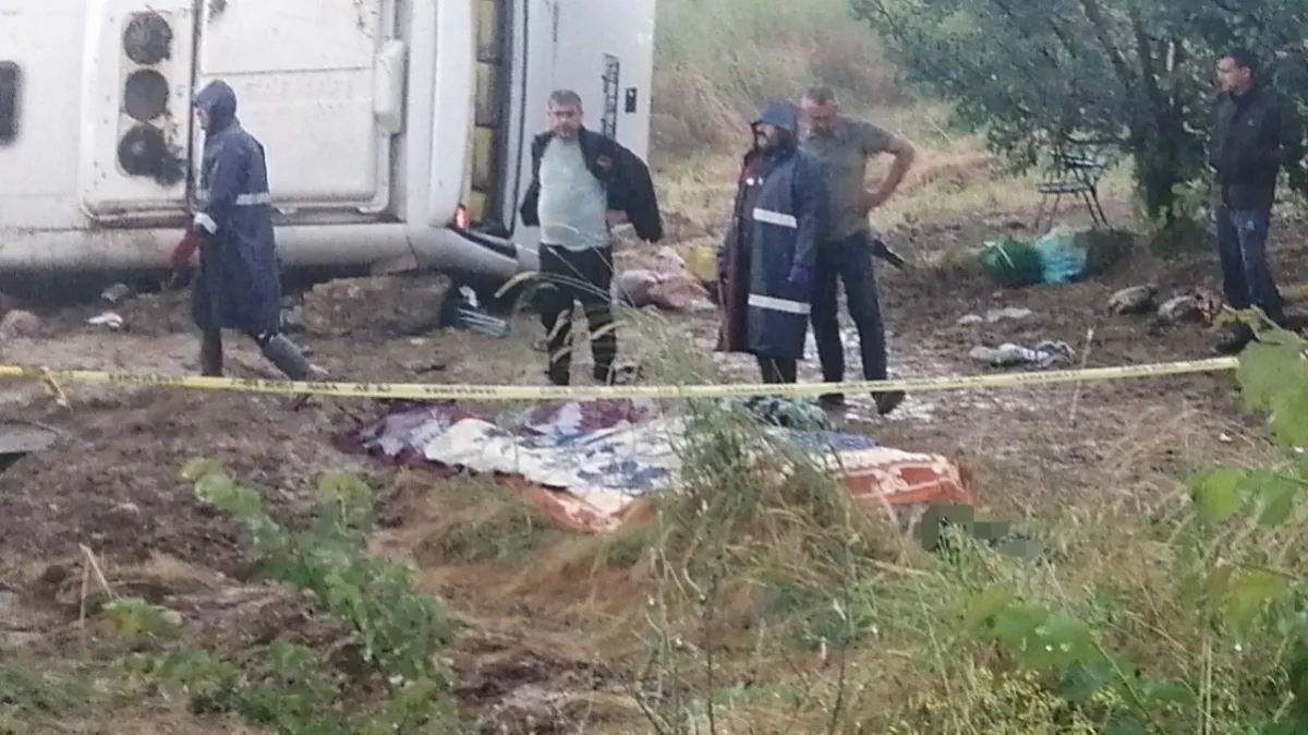 Isparta’da tur minibüsü şarampole yuvarlandı