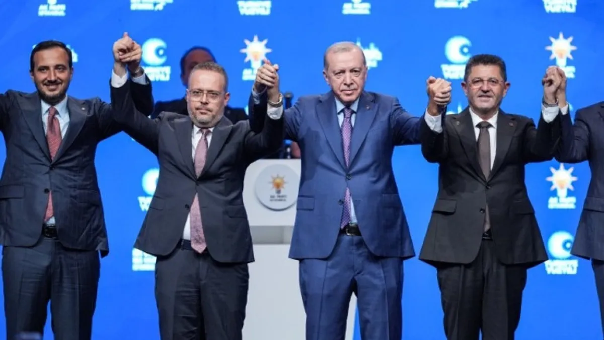 İstanbul’da üç belediye başkanı AK Parti’ye geçti