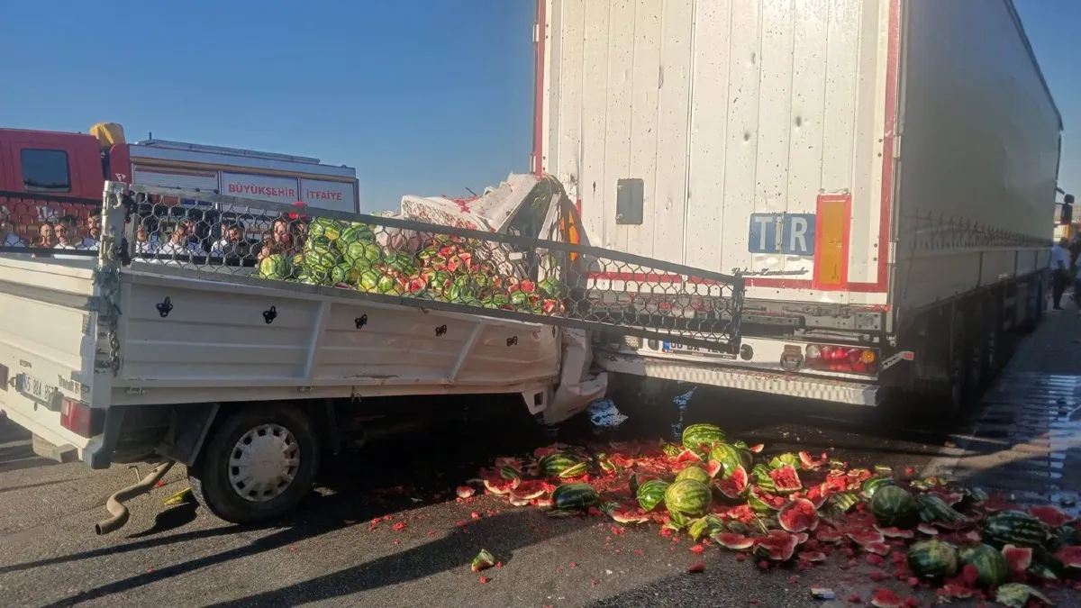 Kamyonet TIR'a arkadan çarptı: 1'i ağır 2 yaralı