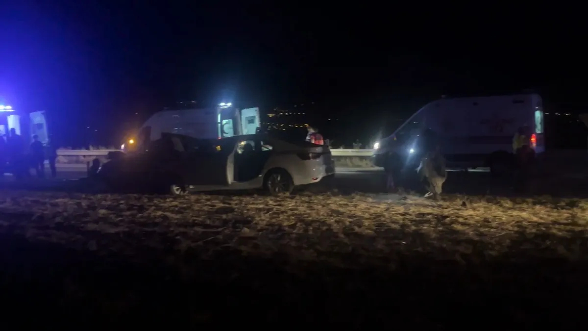 Kavşakta çarpışan otomobiller ortalığı savaş alanına çevirdi: Çok sayıda yaralı var
