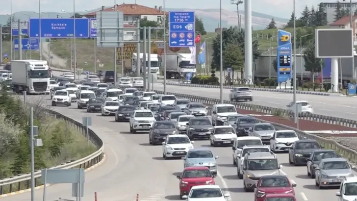 Kırıkkale-Samsun kara yolunda bayram dönüşü trafik yoğunluğu sürüyor