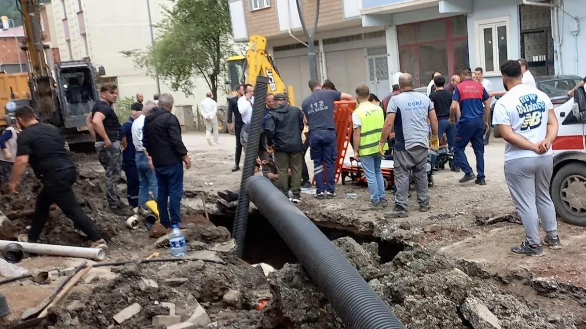 Korkutan göçük: Toprak altında kalan işçileri ekipler kurtardı