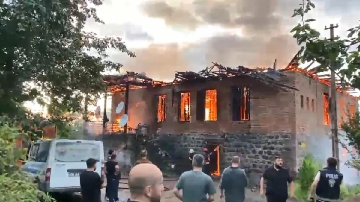 Korkutan yangın: 2 katlı bina kullanılamaz hale geldi