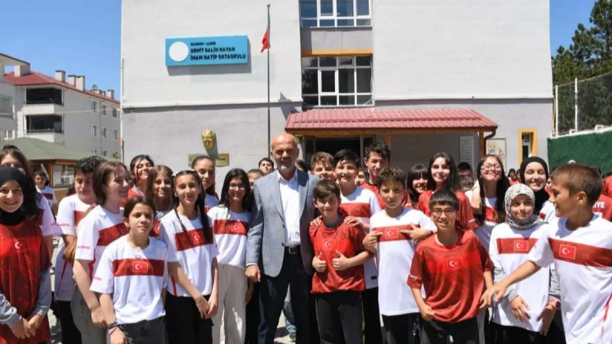 Ladik Belediye Başkanı Topal'dan mezunlara milli takım forması