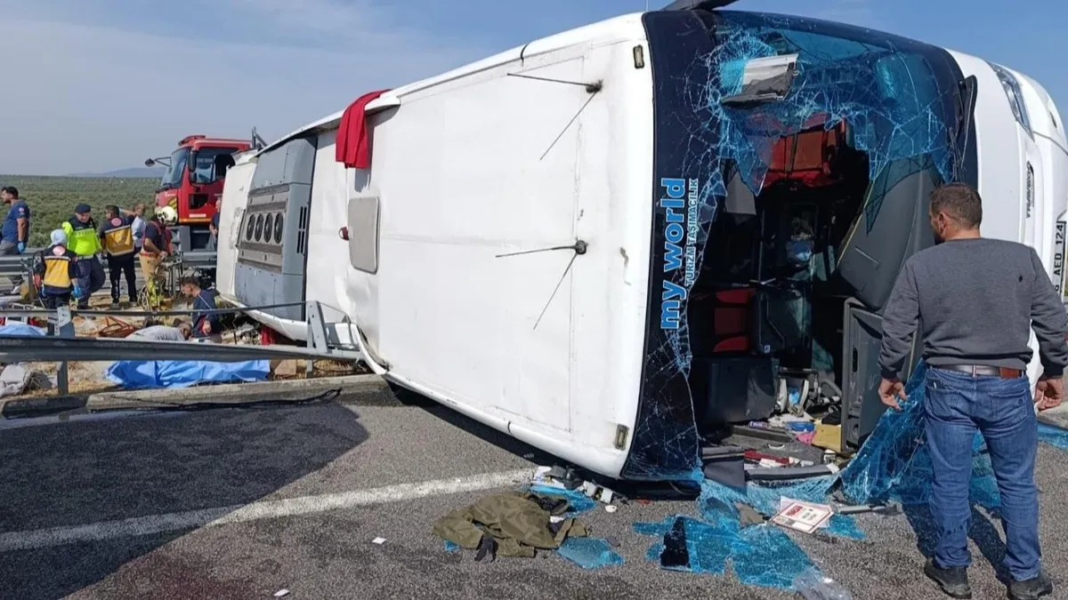 Manisa'da Otobüs ile Tır Çarpıştı: Çok sayıda ölü ve yaralı var
