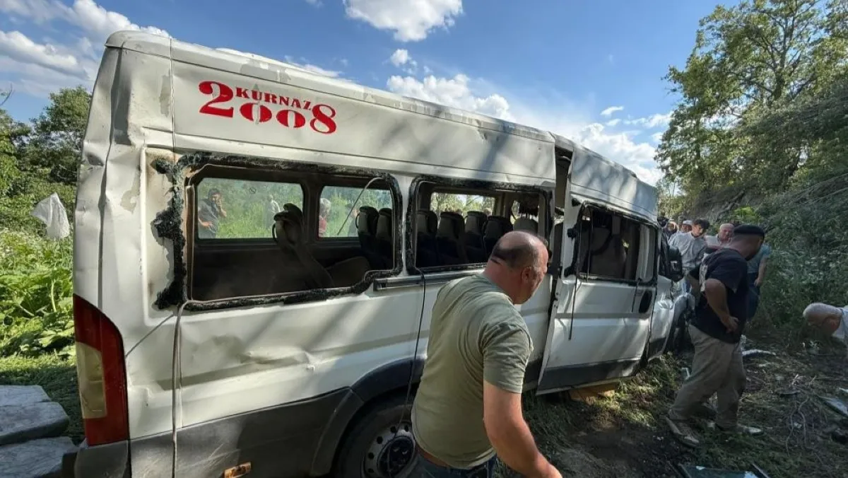 Minibüs tarlaya uçtu: Çok sayıda yaralı var