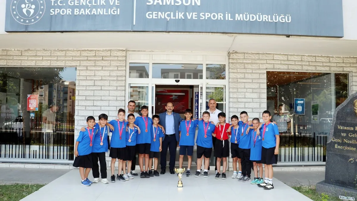 Minik hentbolculardan İl Müdürü Dereci'ye ziyaret
