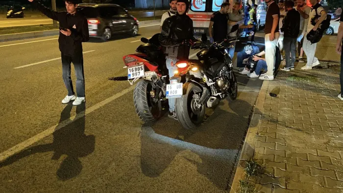 Motosiklet sürücüsü, emniyet şeridinde bekleyen motosikletlere çarptı: 3 yaralı