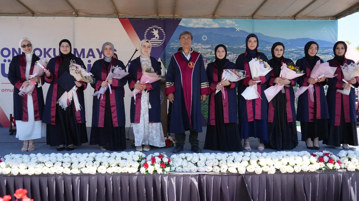 OMÜ İlahiyat Fakültesi'nde mezuniyet heyecanı
