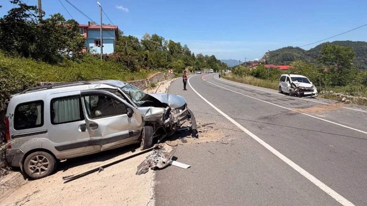 Ordu'da hafif ticari araçlar ve motosiklet çarpıştı: 7 yaralı