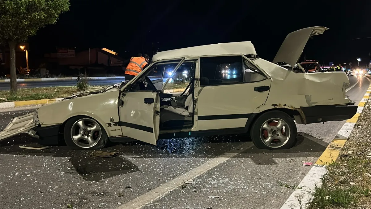 Otomobil karşı şeride geçip takla attı: 1'i ağır 3 yaralı