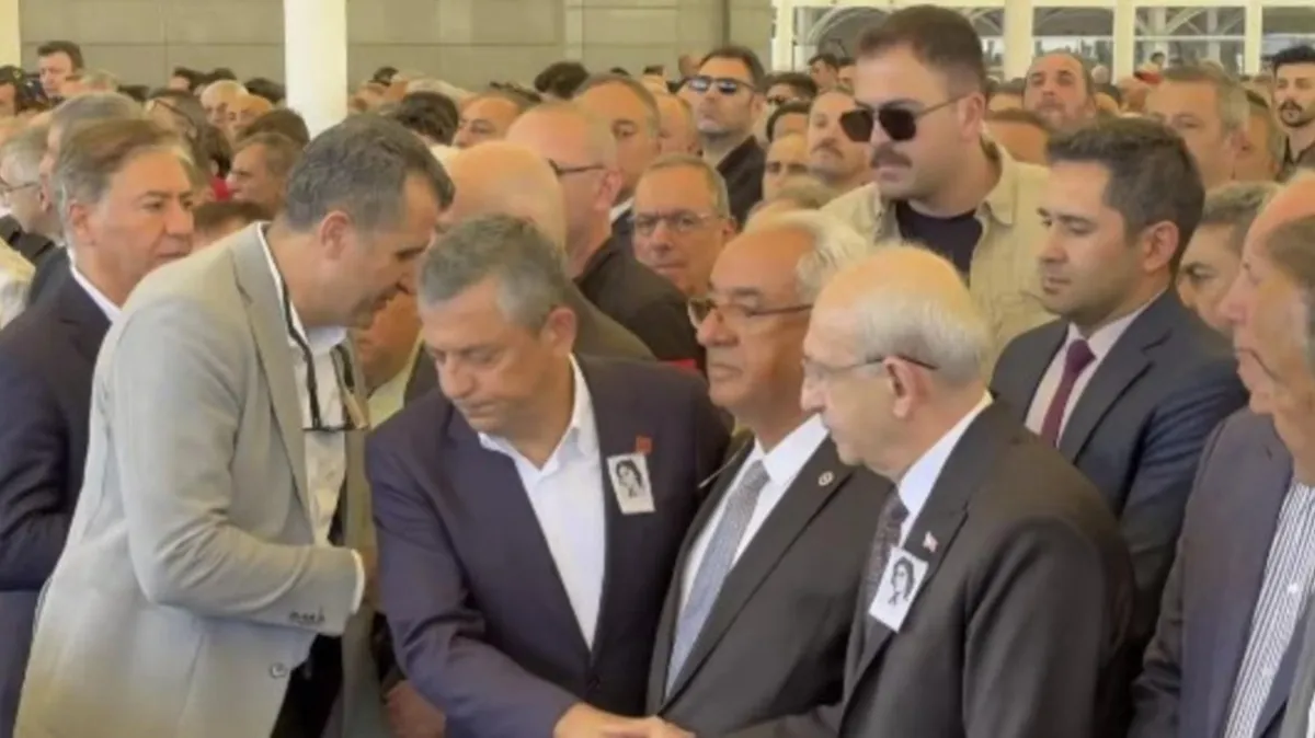 Özel ve Kılıçdaroğlu cenazede tokalaştı: Yine çelenkleri gündem oldu
