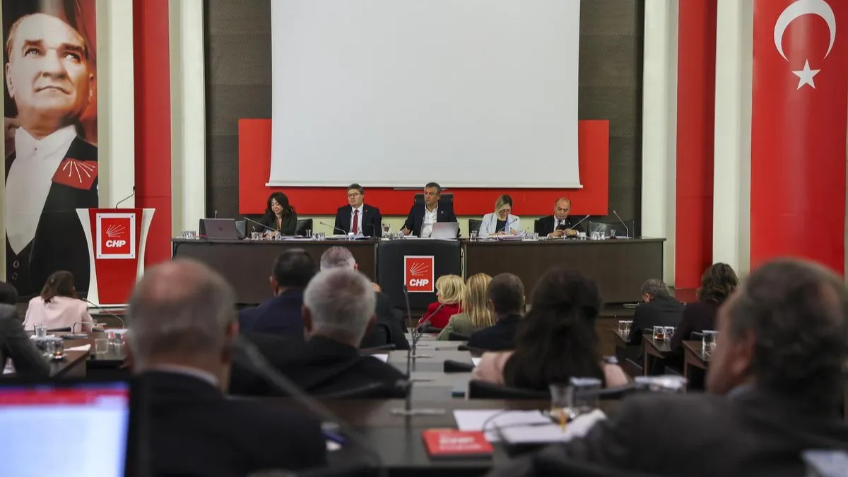 Özgür Özel kurultayı zorluyor: 57 kişilik PM'nin 28'inden istifa!