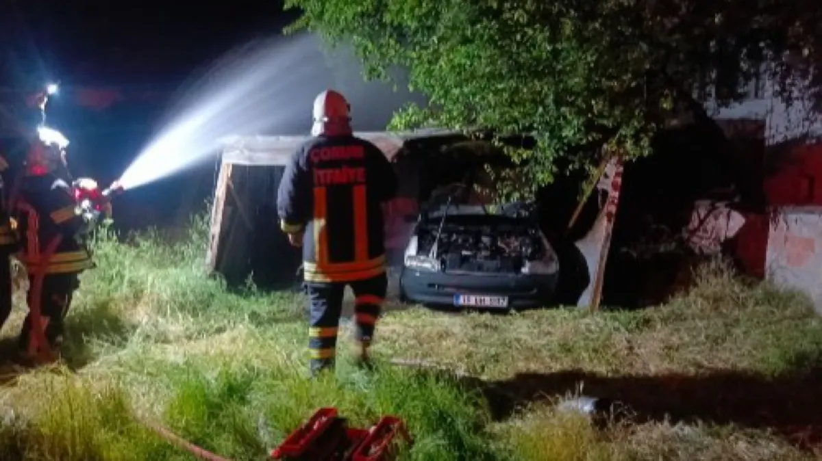 Park halindeki otomobil yandı, polis anonsla diğer araçları kaldırttı