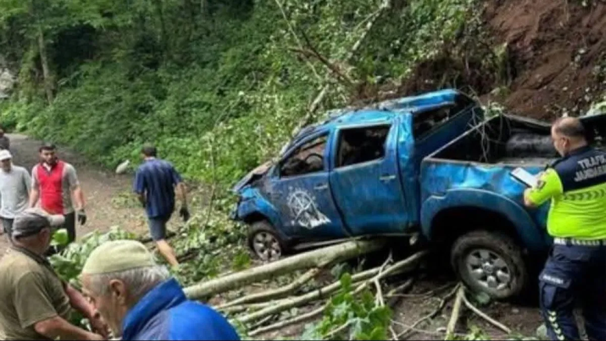 Rize’de kamyonet uçuruma yuvarlandı: 2 ölü