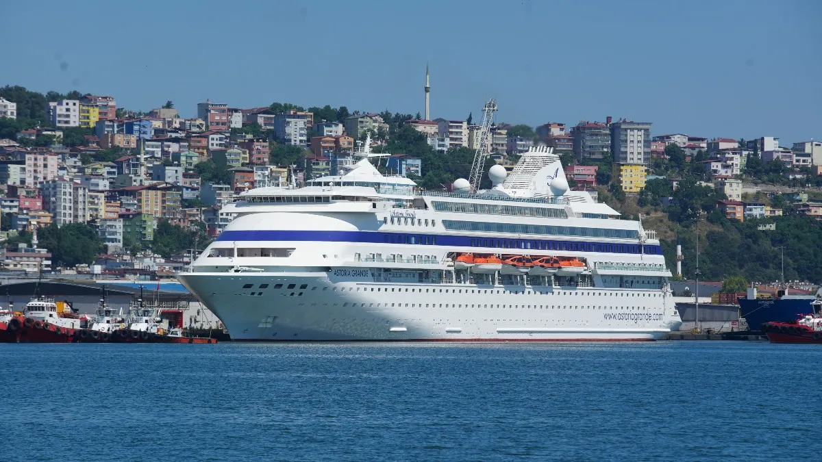 Rus kruvaziyeri Astoria Grande Samsun Limanı’na demirledi