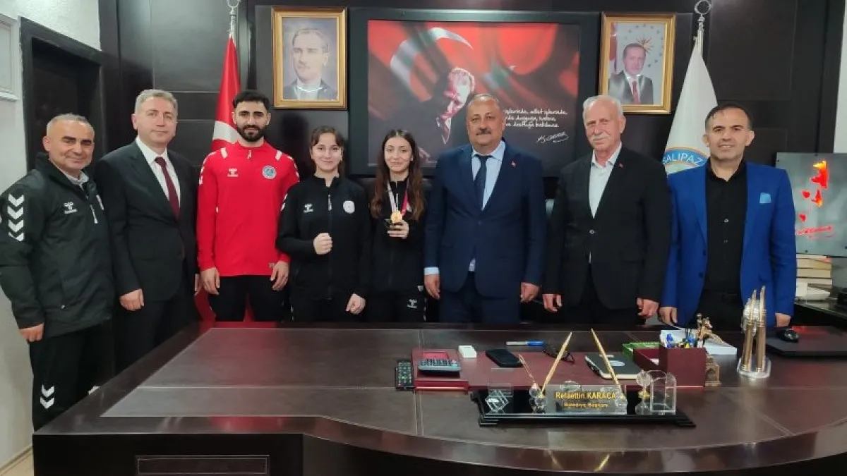 Salıpazarı'nda Belediye Başkanı Karaca altın madalyalı sporcuyu ağırladı
