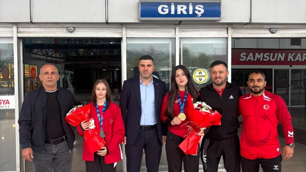 Şampiyonlara Çarşamba Havalimanı’nda çiçekli karşılama
