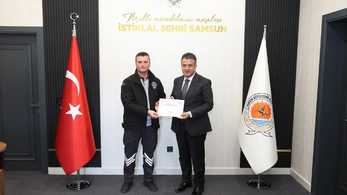 Samsun Büyükşehir Belediye Başkanı Halit Doğan'dan kahraman görevliye ödül