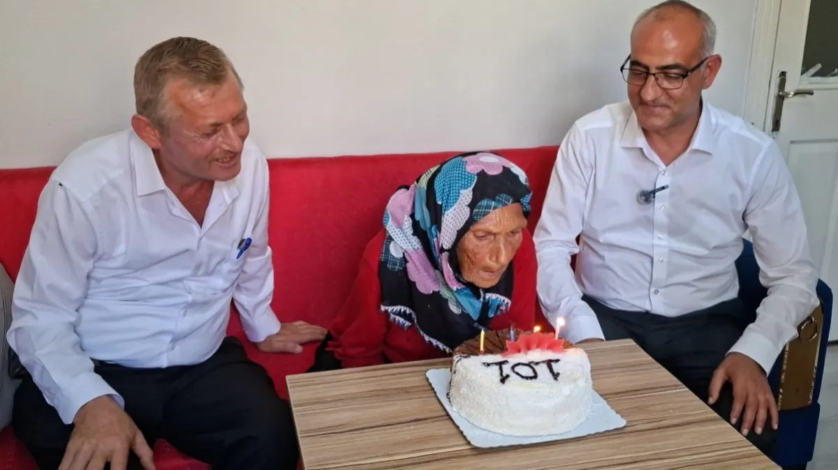 Samsun'da 101 yaşına giren asırlık çınara sürpriz doğum günü