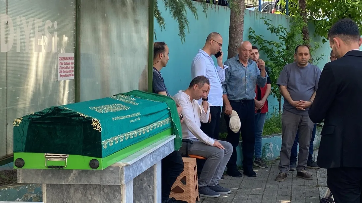 Samsun'da 5'inci kattan düşen Ebrar bebek, toprağa verildi