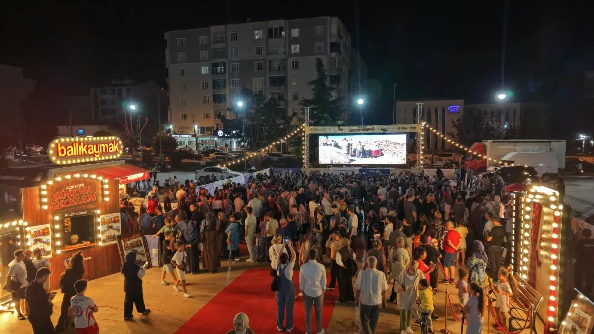 Samsun’da açık hava sinema geceleri 17 ilçede binlerce vatandaşı buluşturdu
