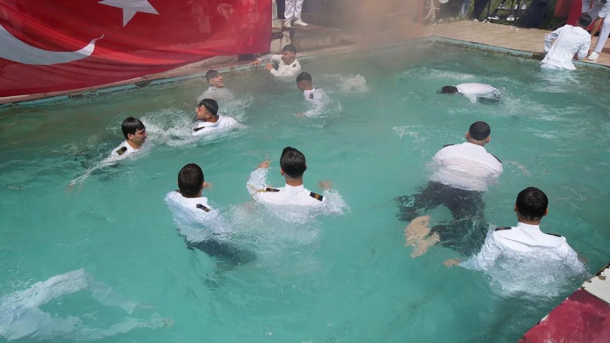 Samsun'da denizci öğrenciler mezuniyeti havuza atlayarak kutladı