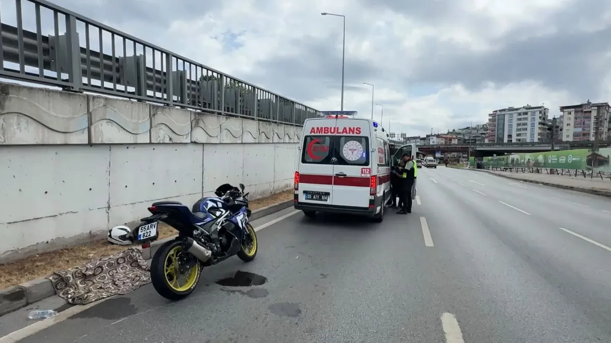 Samsun'da devrilen motosikletteki 2 kişi yaralandı