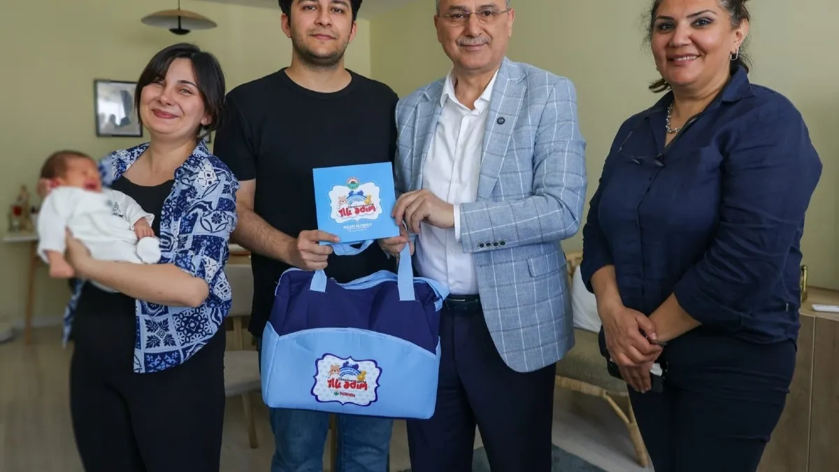 Samsun'da  doğan 555’inci bebeğin ilk hediyesi başkan İhsan Kurnaz’dan
