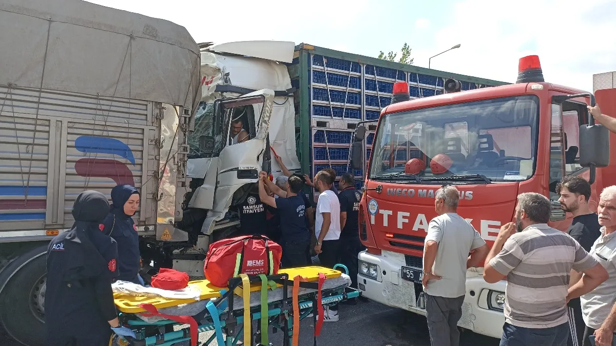 Samsun'da feci kaza: Tavuk yüklü tır kamyonla çarpıştı
