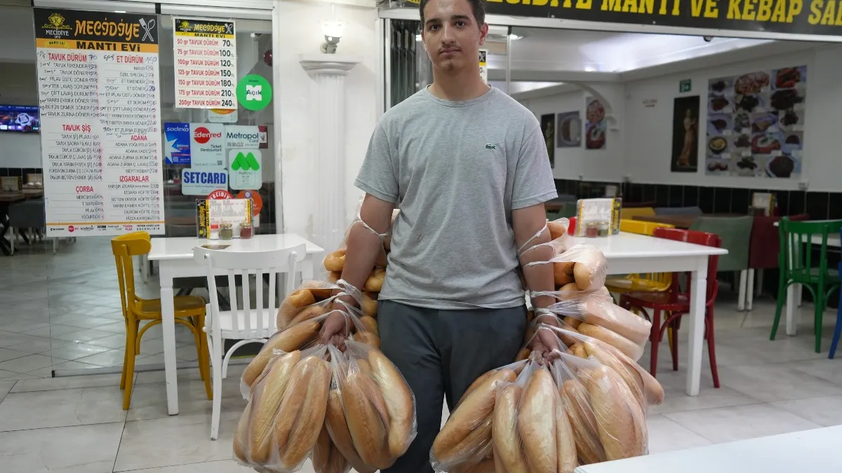 Samsun’da garson Atakan Kaya tek seferde 100 ekmek taşıyor