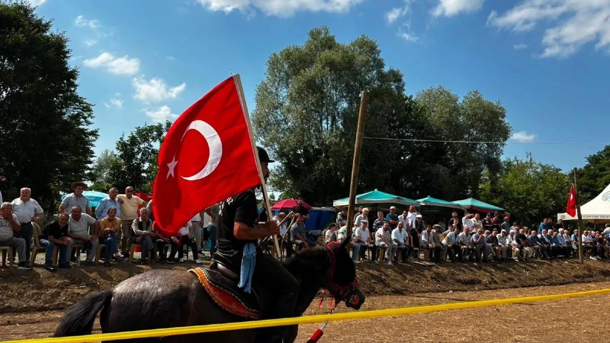 Samsun'da Geleneksel Rahvan At Yarışları düzenlendi