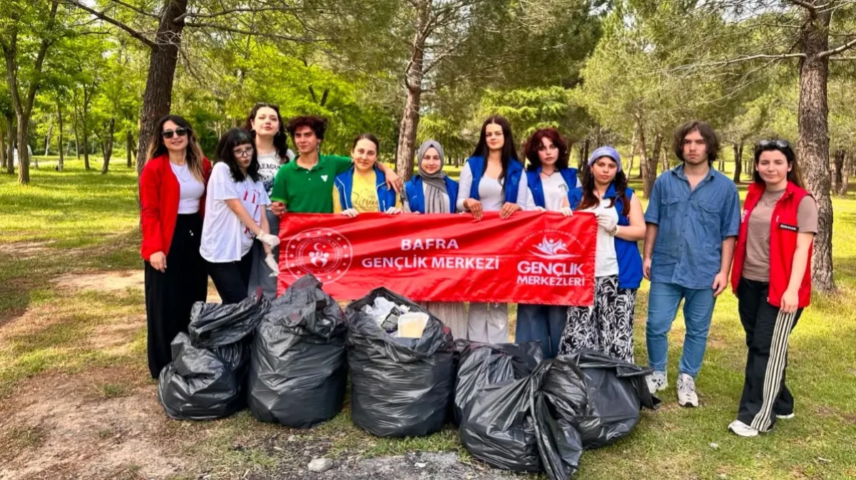 Samsun'da gönüllü gençler mesire alanını temizledi