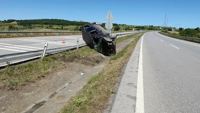 Samsun'da hafif ticari araç devrildi: 3 yaralı