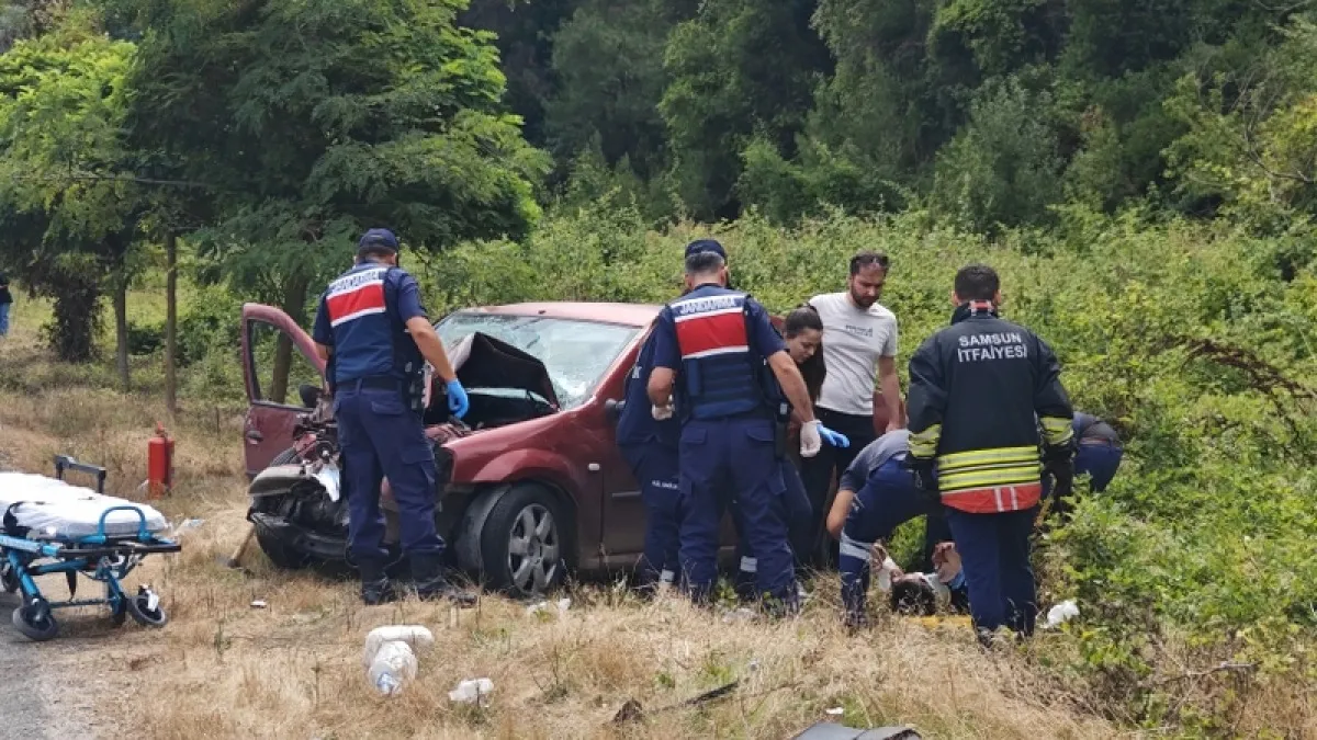 Samsun’da hafriyat kamyonuna çarpan otomobil savruldu
