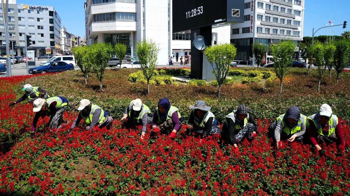 Samsun’da kadın personeller şehri çiçeklerle güzelleştiriyor