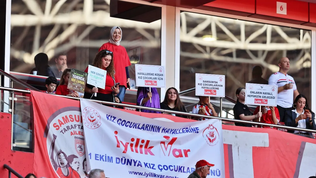 Samsun'da kız sporcular derbi izledi