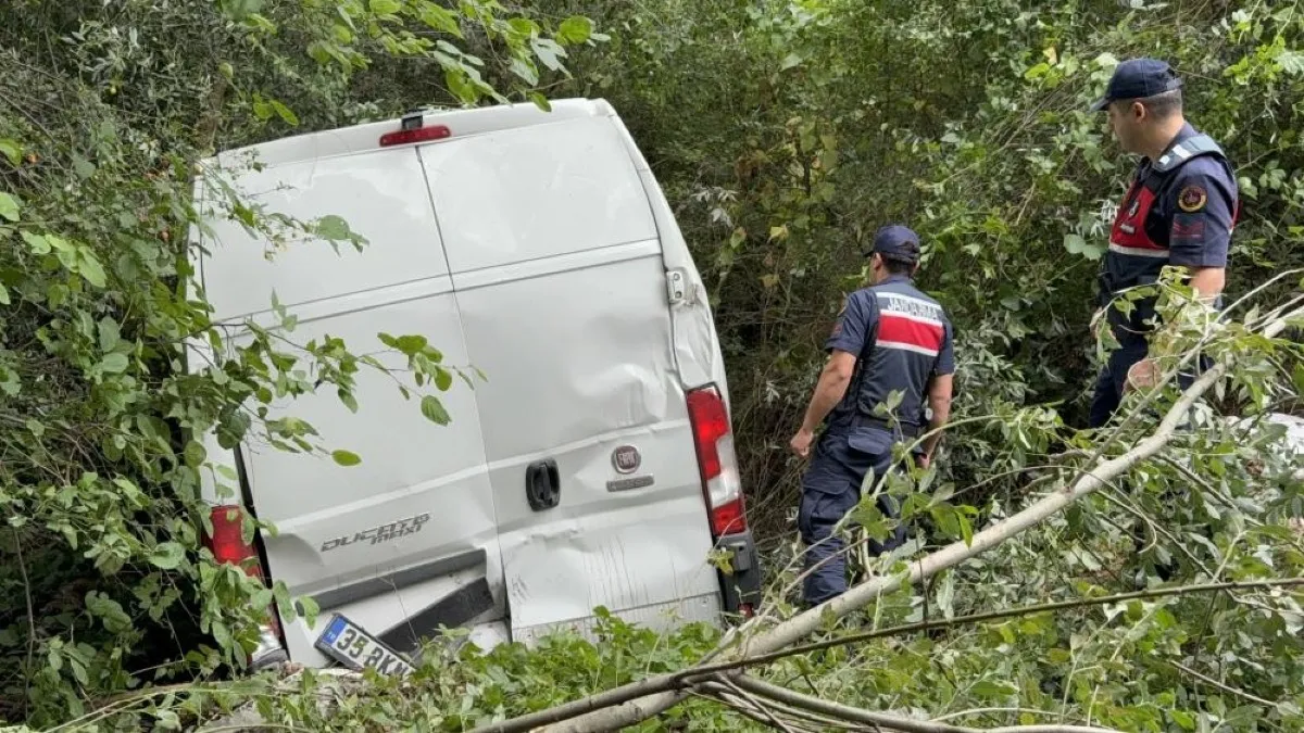 Samsun’da korkutan kaza: Minibüs şarampole yuvarlandı