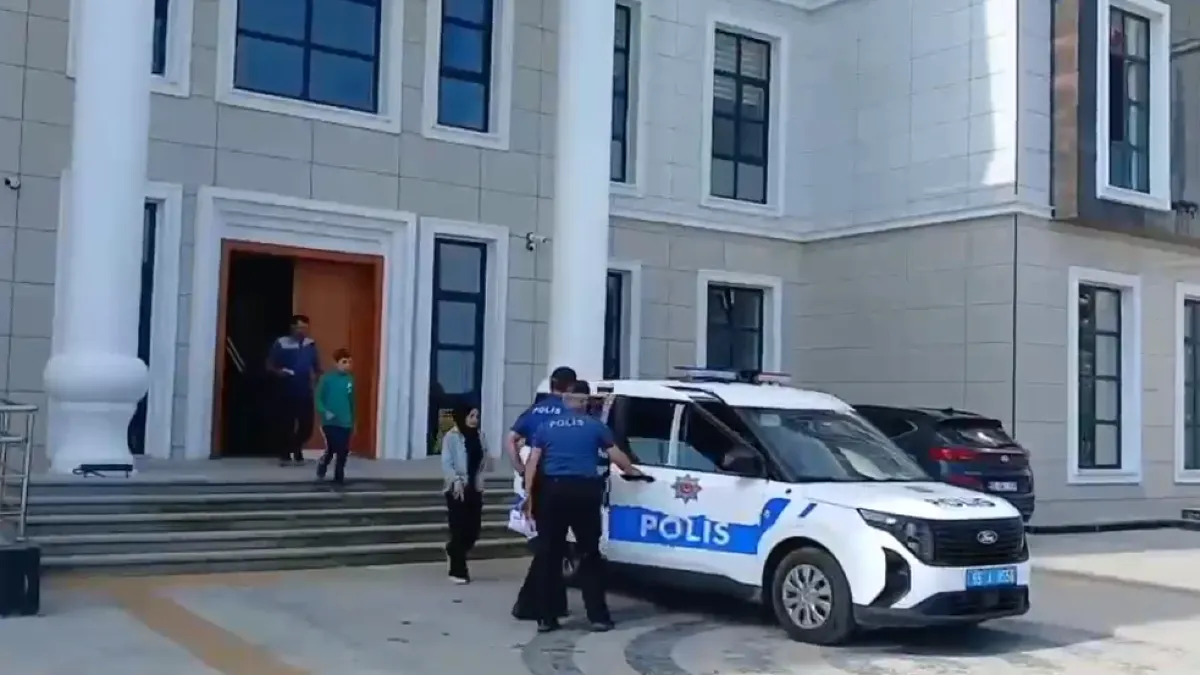 Samsun'da LGS sabahında öğrencilerin yardımına polis koştu