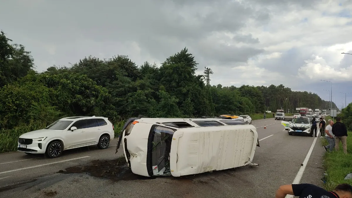 Samsun'da minibüs ile taksinin çarpıştığı kazada 2 kişi yaralandı