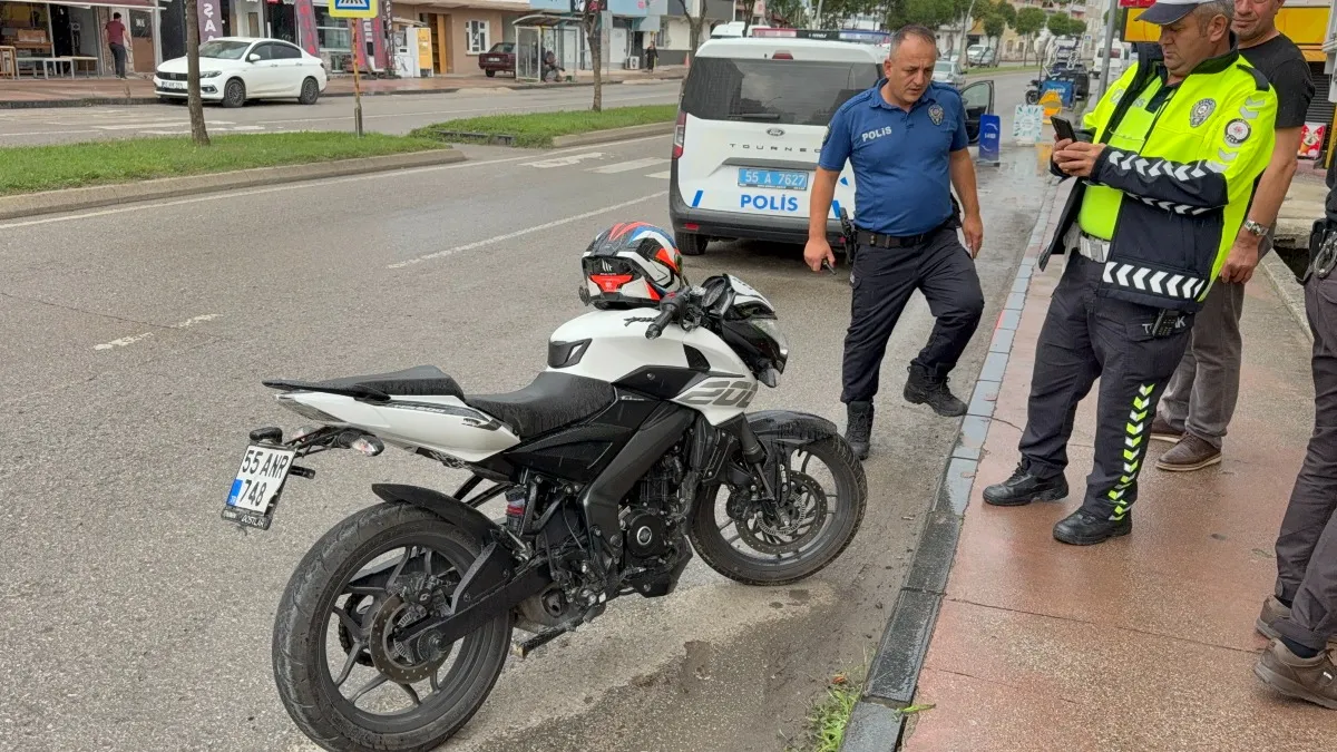 Samsun'da motosiklet otomobile çarptı: Sürücü yaralandı